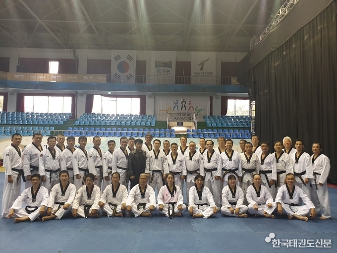 오원걸사범과 대만태권도협회 고단자 음심자 기념사진