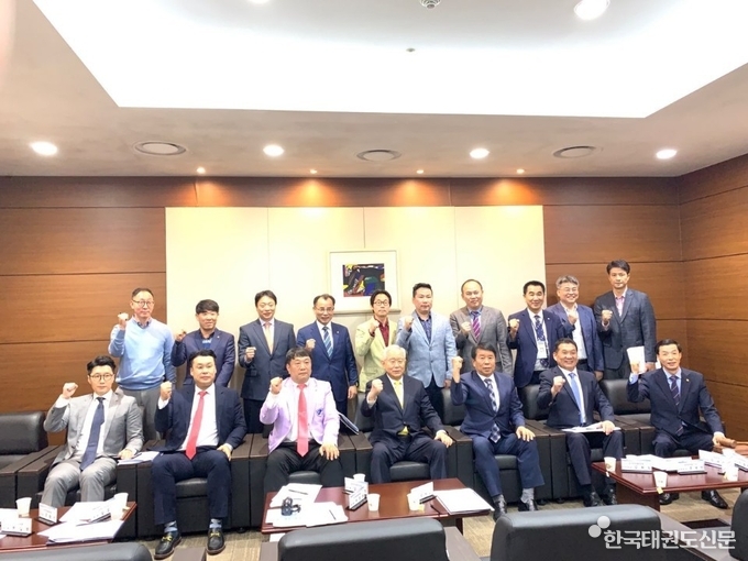 최창신 회장 및 일자리 창출위원회 위원 사진