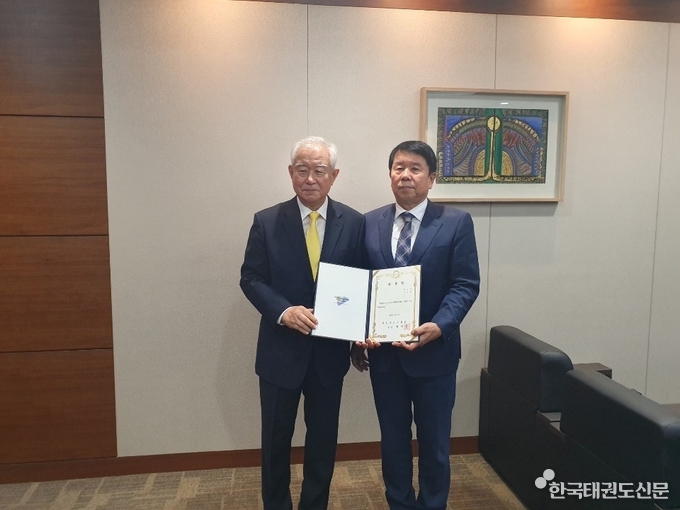 최창신 회장과 이화현위원장