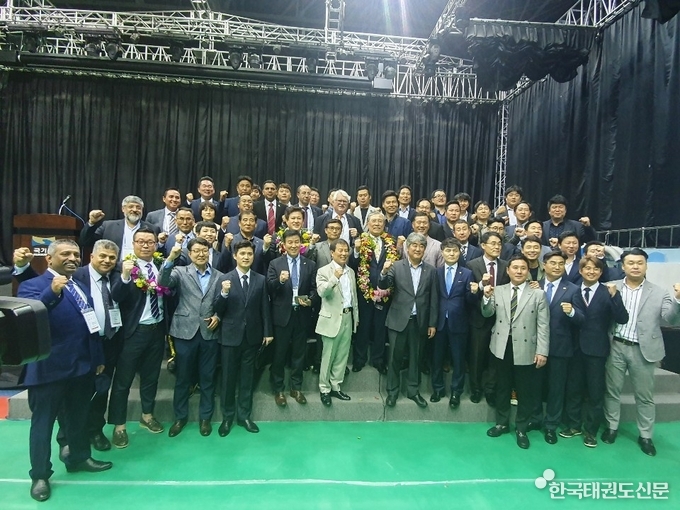 최영열 당선인과 오노균 후보를 비롯하여 전 세계 일부 선거인단 및 관계자 기념사진