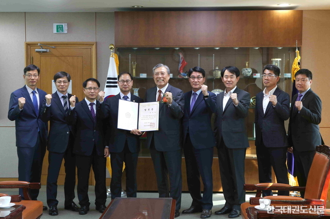 전달식에 참석한 관계자들의 기념촬영 모습.