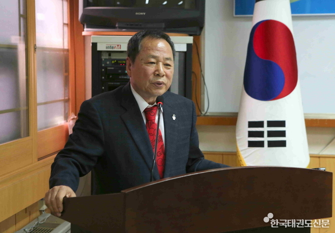 장용갑 국기원 이사추천위원회 위원장(현 대한장애인태권도협회 회장)이 이사회에 참석해 이사추천위원회의 활동 경과 보고를 하고 있다.