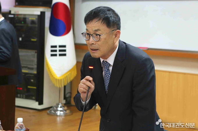 윤웅석 신임 연수원장이 선임이 확정된 후 인사를 하고 있다.