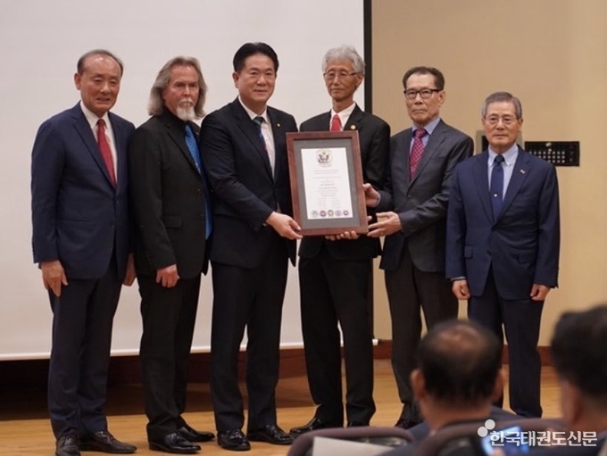 사진 좌로부터 이상철위원장, 더글래스전무이사, 이동섭의원, 전영호창무관장, 신철순청도관장, 김삼장오도관장