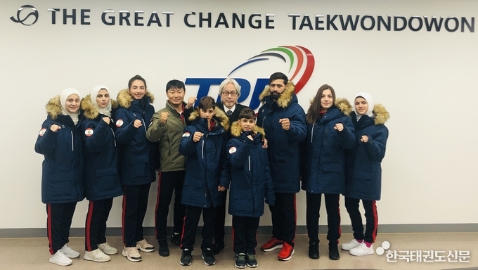 태권도원 방문 기념촬영 ·이상욱 이사장(2열 가운데)과 동명부대 태권도 감독(이사장 좌측), 레바논인 우수 수련생(장소: 태권도원 운영센터)