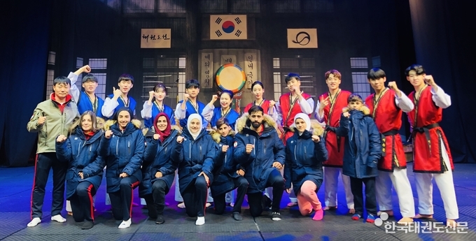 태권도원 상설공연 관람 후, 공연단원들과(장소: 태권도원 T1공연장)