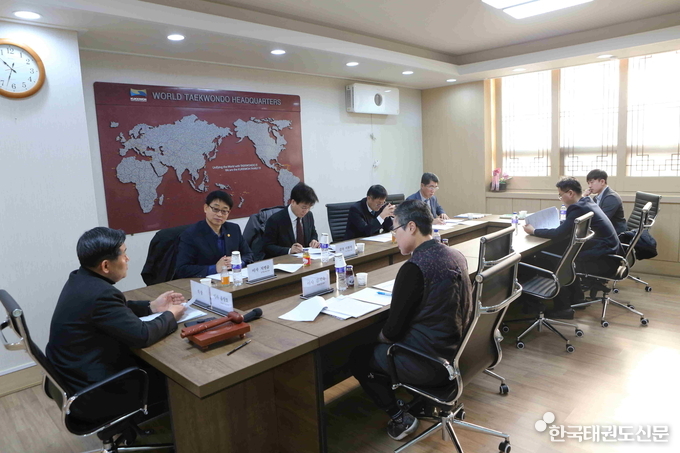 국기원 정관개정소위원회 위원들이 첫 회의에서 심도 있는 논의를 진행하고 있다.