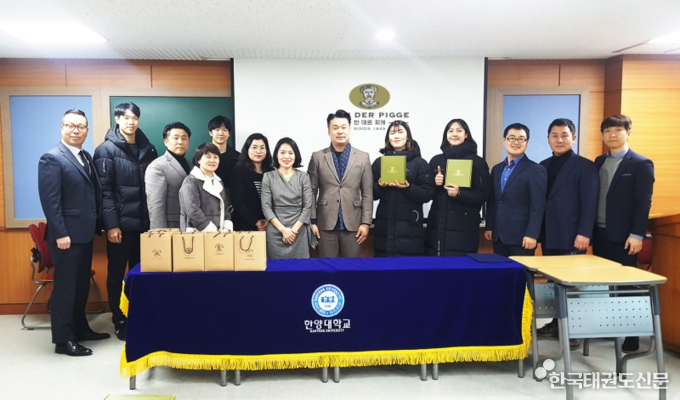 세이지영 박승혜 대표, 한양대학교 문광선 교수, 명미나 선수, 장은지 선수, 김현승 선수, 이택기 선수가 반데르피게 제품 후원 협약식에 참가해 기념촬영을 하고 있다