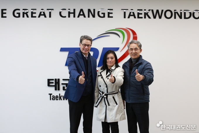 기념촬영(태권도원 운영센터)(우, 태권도진흥재단 정국현 사무총장 / 중앙, May Spence 미국 대표팀 감독 / 좌, Jay WARWICK 사무총장)