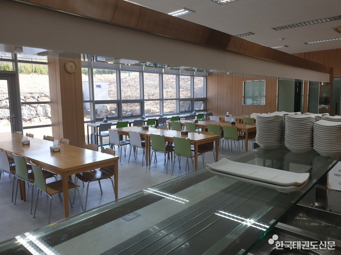 직원식당 내부 전경