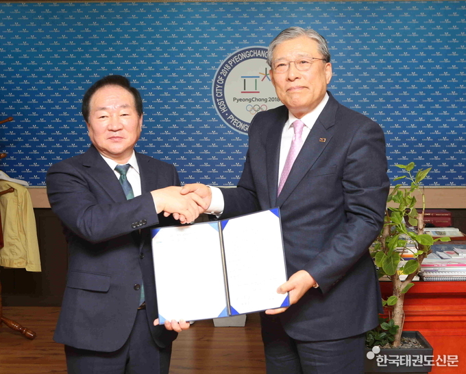 국기원이 평창군과 ‘2020 평창 세계태권도한마당’ 의 성공 개최를 위한 공동협약을 체결했다. 사진은 최영열 국기원장(오른쪽)과 한왕기 평창군수가 공동협약서에 서명한 뒤 기념촬영을 하고 있다.
