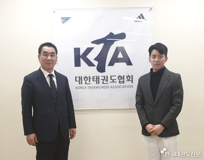 왼쪽 - 대한태권도협회 최재춘 사무총장, 오른쪽 - 나태주