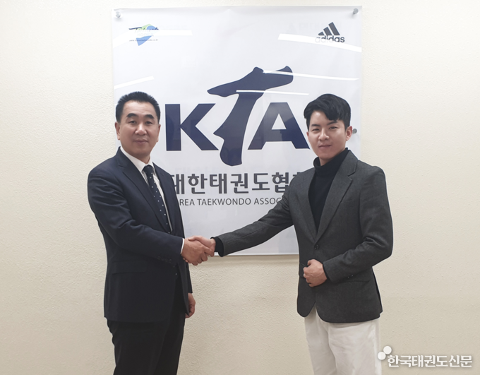왼쪽 - 대한태권도협회 최재춘 사무총장, 오른쪽 - 나태주