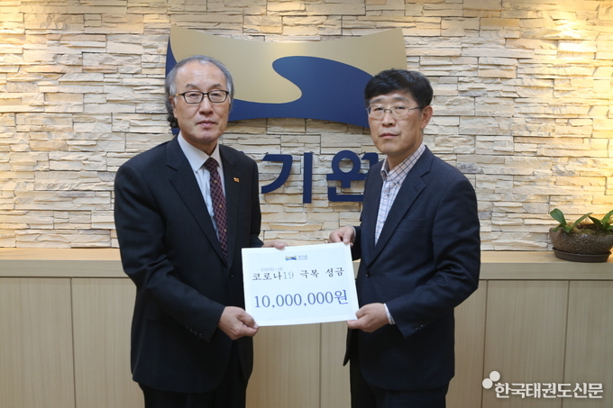 첫 번째 성금 기부자로 나선 손천택 국기원 원장 직무대행이 사무처에 1천만 원을 전달하고 있다.
