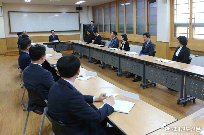전갑길 국기원 이사장이 팀장급 이상 간부회의를 주재하는 모습.
