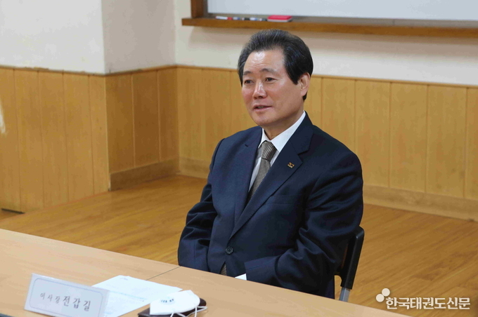 전갑길 국기원 이사장이 팀장급 이상 간부회의를 주재하는 모습.