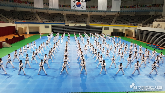 국기원 세계태권도연수원 4품-4단 전환보수교육 장면