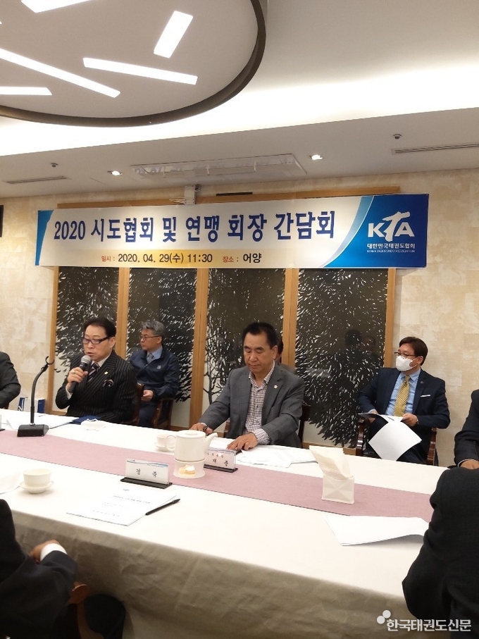 경기도태권도협회 김경덕 회장(왼쪽), 대한태권도협회 최재춘 사무총장(가운데)