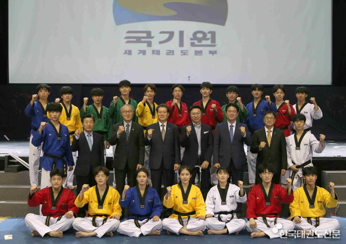 이동섭, 강성종 자문위원이 국기원태권도시범단을 격려한 후 기념촬영을 하고 있다.