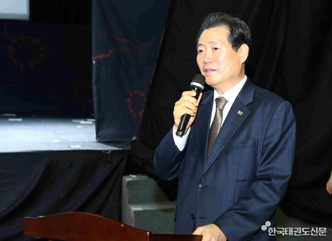전갑길 국기원 이사장의 인사말 모습.