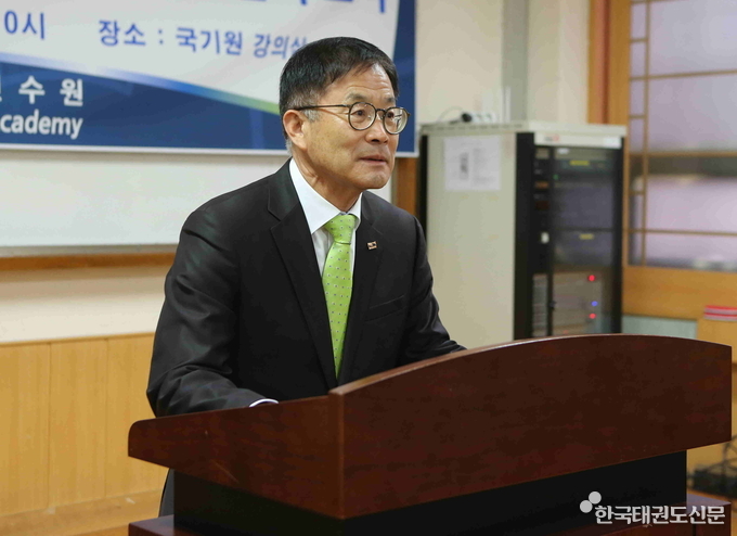 윤웅석 국기원 연수원장이 인사말을 하고 있다.