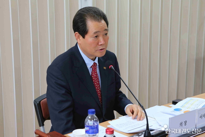 이사회를 주재한 전갑길 국기원 이사장이 인사말을 하고 있다.