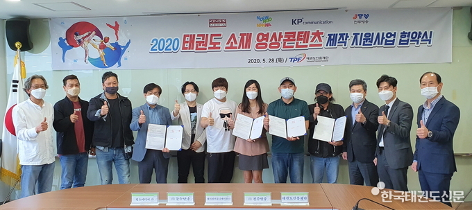 우측에서 3번째 김용 사업본부장