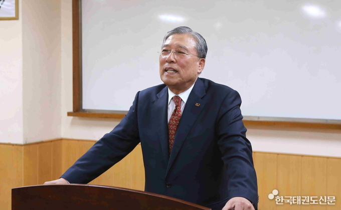 90여 일 만에 직무 수행에 들어간 최 원장이 5월 28일(목) 오전 10시 30분 조회에서 국기원 직원들에게 격려의 말을 전하고 있다.