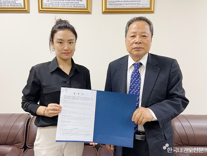 대한장애인태권도협회 장용갑 회장(우)이 우리헬스케어(주) 최연희 대표(좌)와 후원협약을 체결하고 있다.
