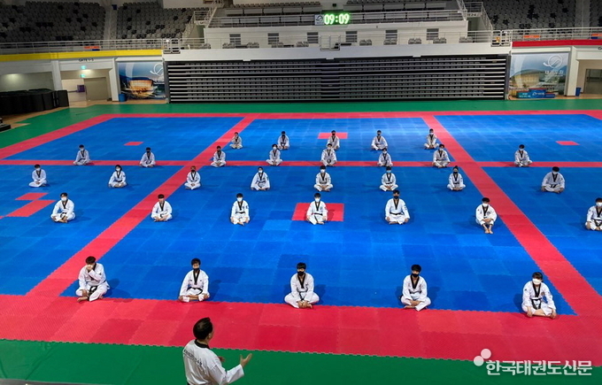 연수생들이 1m 이상 유지하며 교육을 받고 있는 모습.
