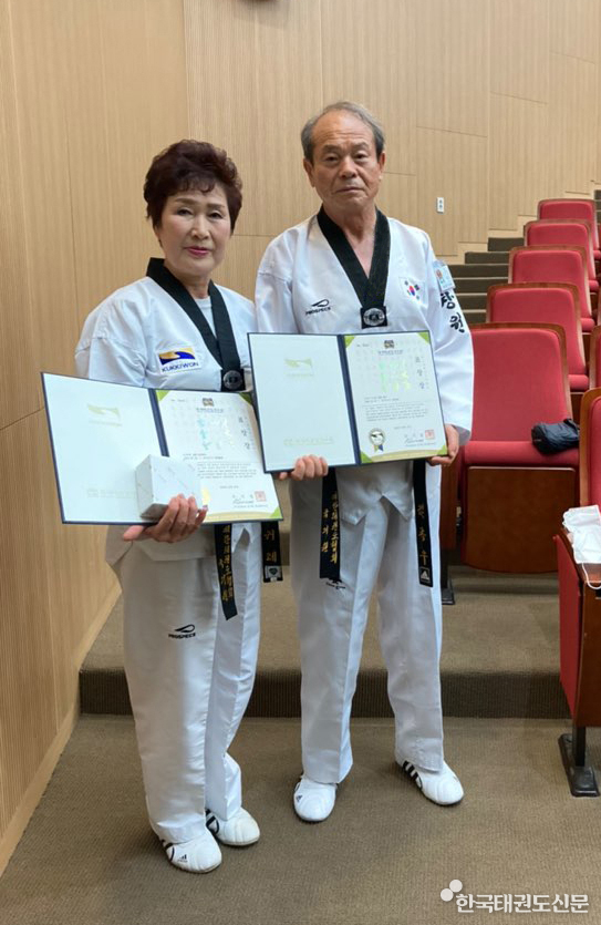 김종우, 전귀례 씨가 연수를 수료한 뒤 기념촬영을 하고 있다.