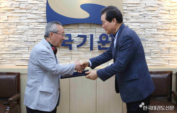전갑길 이사장(오른쪽)이 송봉섭 신임 고문에게 선임장을 수여하고 있다.