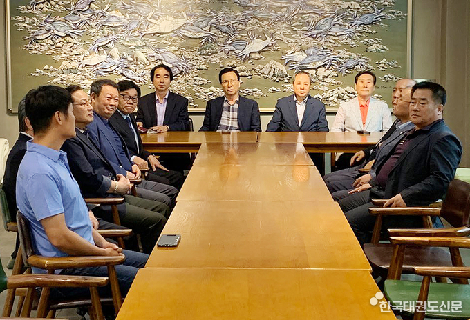 대한장애인태권도협회 장용갑 회장이 전남 지역 관계자들과 장애인태권도 실업팀 창단에 대해 논의하고 있다.