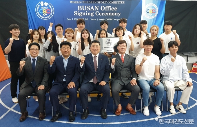 지부체결 후 단체사진