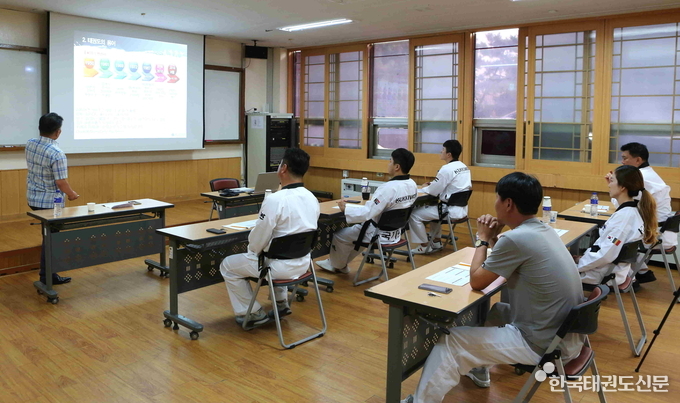 7월 7일(화) 오후 1시 국기원 강의실에서 시작한 ‘2020년도 국기원 해외 파견사범 보수교육’에서 국내에 체류 중인 해외 파견사범들이 교육에 임하고 있다.