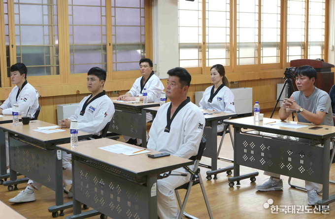7월 7일(화) 오후 1시 국기원 강의실에서 시작한 ‘2020년도 국기원 해외 파견사범 보수교육’에서 국내에 체류 중인 해외 파견사범들이 교육에 임하고 있다.