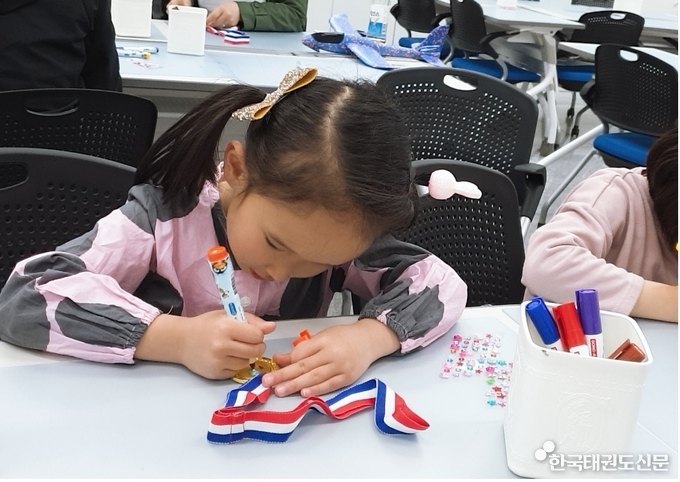 태권도원 꿈메달 만들기 체험 프로그램에 참가하고 있다. (장소: 태권도원 국립태권도박물관)