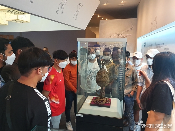 참가자 체험(국립태권도박물관 내 유물 해설을 듣고 있다)