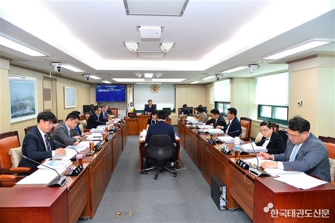 서울특별시의회 체육단체 비위근절을 위한 행정사무조사 특별위원회 회의 모습