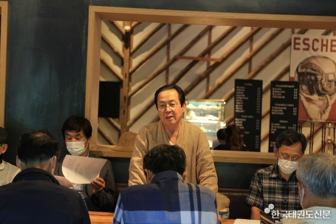 심우경 추진위원장의 협회 발기 취지를 설명하는 모습
