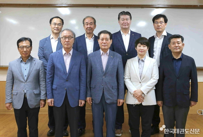 국기원 정관개정소위원회 위원들의 기념촬영 모습.
