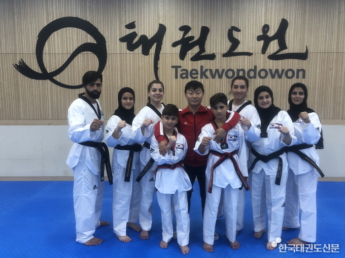 2019년 12월, 태권도원을 찾은 동명부대 태권도교실 레바논인 우수 수련생들(태권도 수련 후 기념촬영)