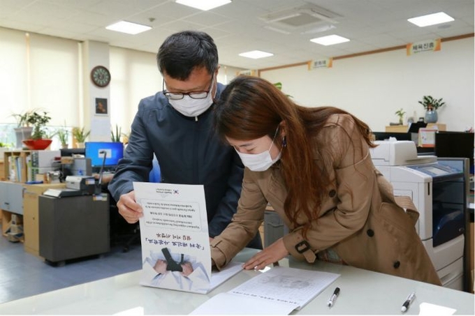 국제태권도 사관학교 설립을 위한 무주군의 100만인 서명 운동에 한 군민이 동참하고 있다.(사진=무주군 제공)