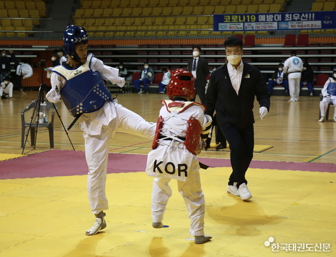 남자 -61kg(K41) 김황태(청)와 이은재(홍)의 경기모습