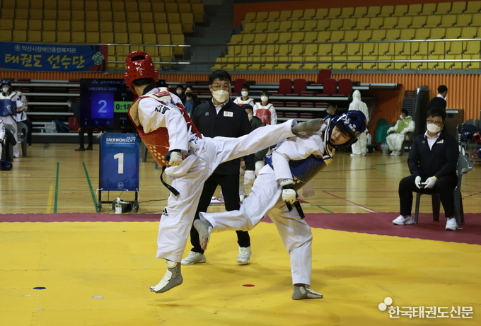 남자 -61kg(K44) 김태민(청)과 이동호(홍)의 경기모습
