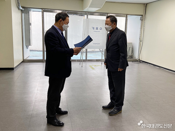 제9대 대한장애인태권도협회 회장 선거에 당선한 장용갑 당선인(우)