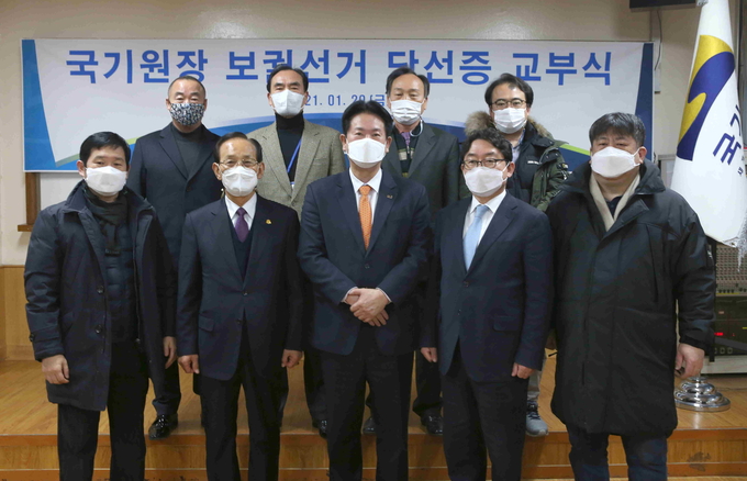 교부식에 참석한 국기원선거관리위원회 관계자들과 기념촬영 모습.