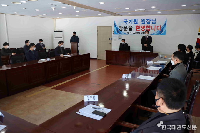 이동섭 국기원장이 이화현 회장을 비롯한 인천광역시태권도협회 임원들과 간담회를 갖고 있다.