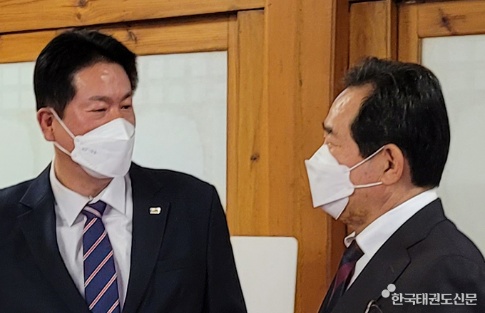 이동섭 국기원장(왼쪽)이 정세균 국무총리와 환담하고 있는 모습.