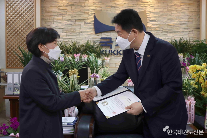 이동섭 국기원장(오른쪽)이 남궁숙 신임 국기원 상벌위원회 위원장에게 위촉장을 수여하고 있다.